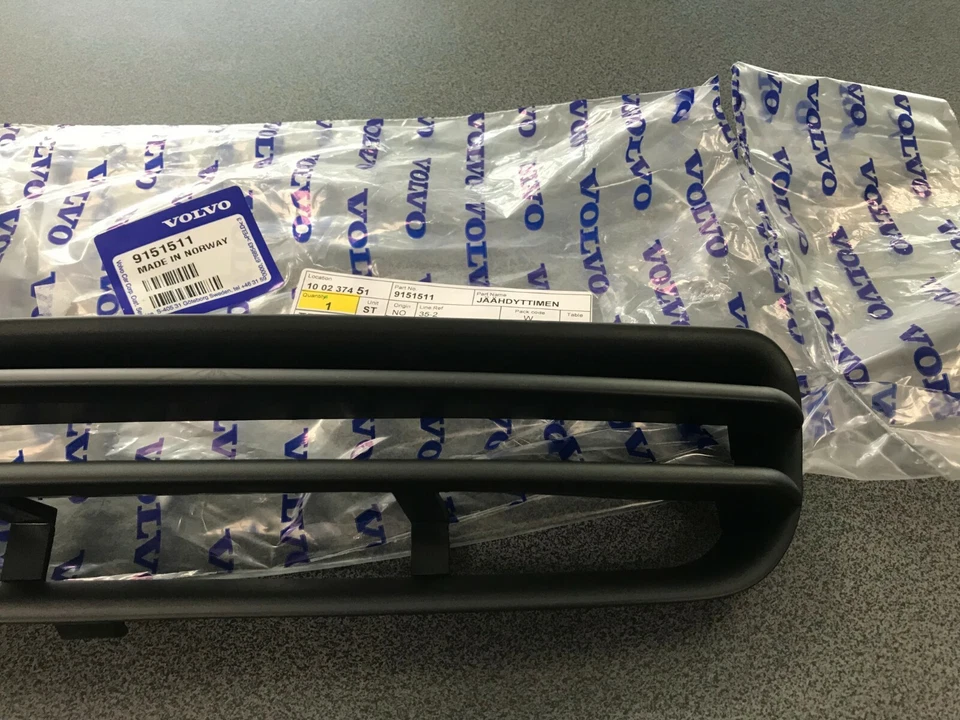 Решетка на передний левый противотуманный бампер Volvo V70 S70 9151511 - Изображение 2 из 4