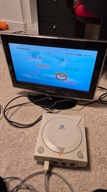 Sega Dreamcast Video Game Console - four controllers - and games - OK condition
