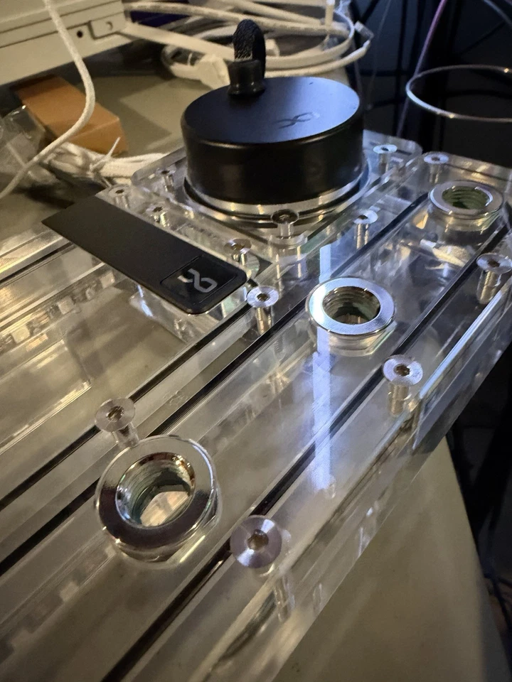 Alphacool Core Distro Plate 360 Left with VPP Pump - Image 2 of 3