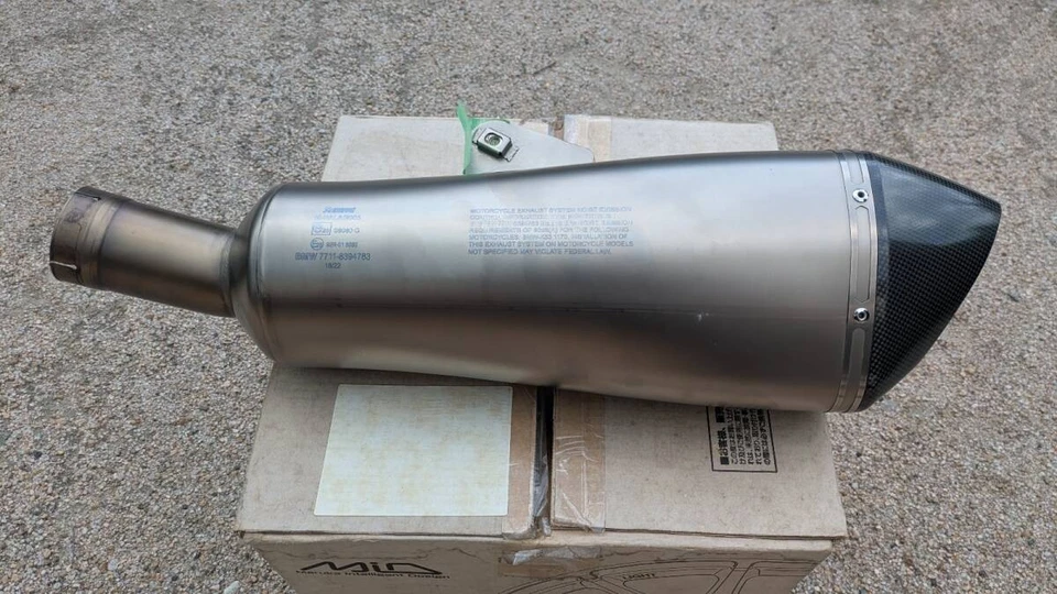 Silenciador sin cordones Akrapovic para BMW R1200R 2015- Foto 2 de 4