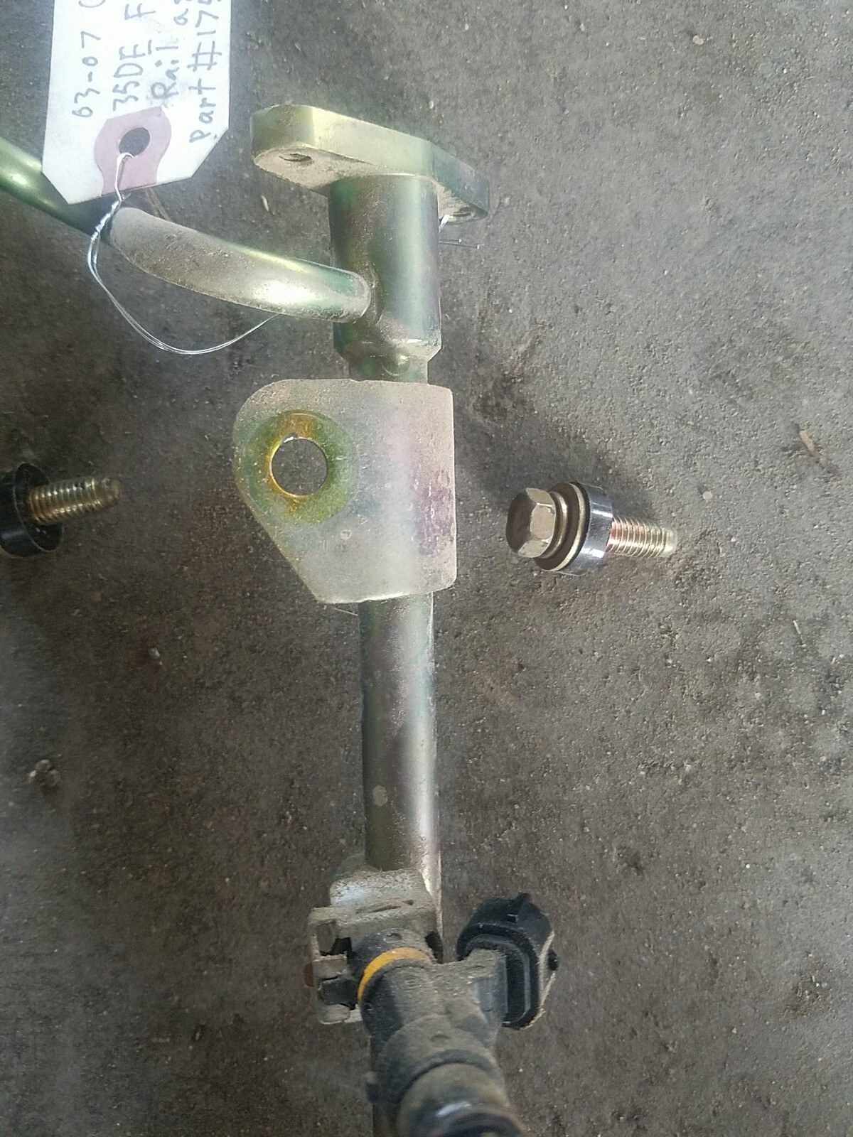 03-06 Infiniti G35 Nissan 350z VQ35DE Fuel Injector Rail Assembly 17521-8J101