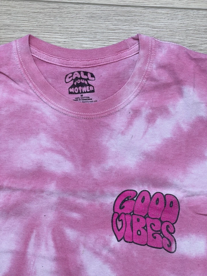 Camiseta Good Vibes Esqueleto Flamenco Flotante Rosa Tie Dye Para Hombres M Llama a Tu Madre Foto 4 de 4