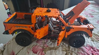 LEGO Technic Ford F-150 Raptor de color naranja