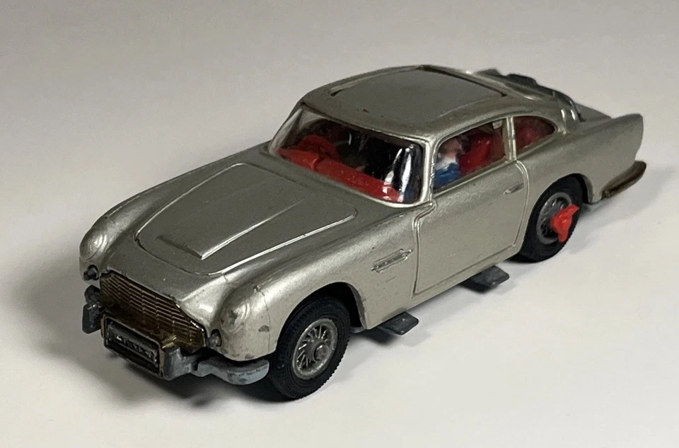 Corgi Toys 270 James Bond 007 Aston Martin DB5 Silver W Tire Slashers - Image 3 of 4
