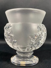Vase sur piedouche à décor feuillagé signé LALIQUE Saint-Cloud paire possible