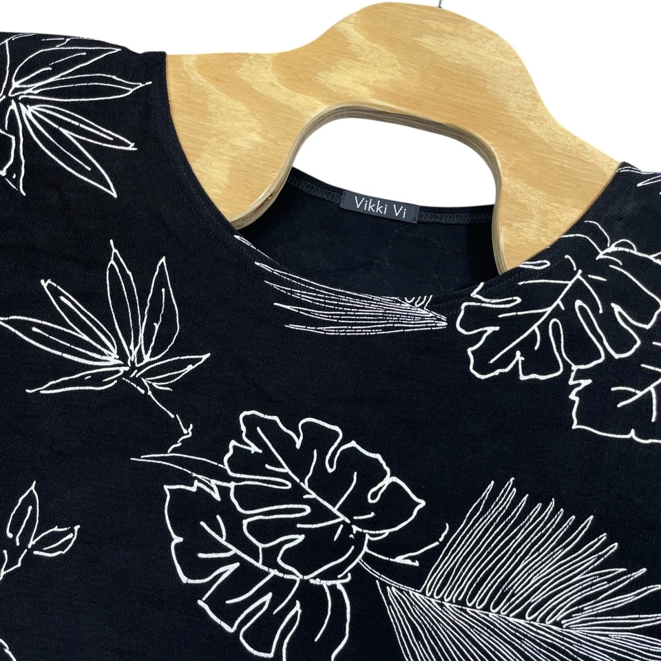 Top de mujer Vikki Vi 3X manga corta blanco y negro floral Foto 2 de 4