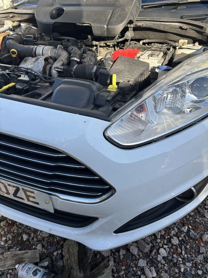 FORD FIESTA MK7.5 2013/2017 COMPLETE FRONT BUMPER IN WHITE - Image 2 of 4