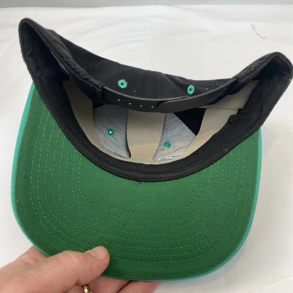 SAN ANTONIO SPURS Sombrero Adidas Madera Clásica Sombrero SnapBack NBA Verde Bill Negro Foto 4 de 4