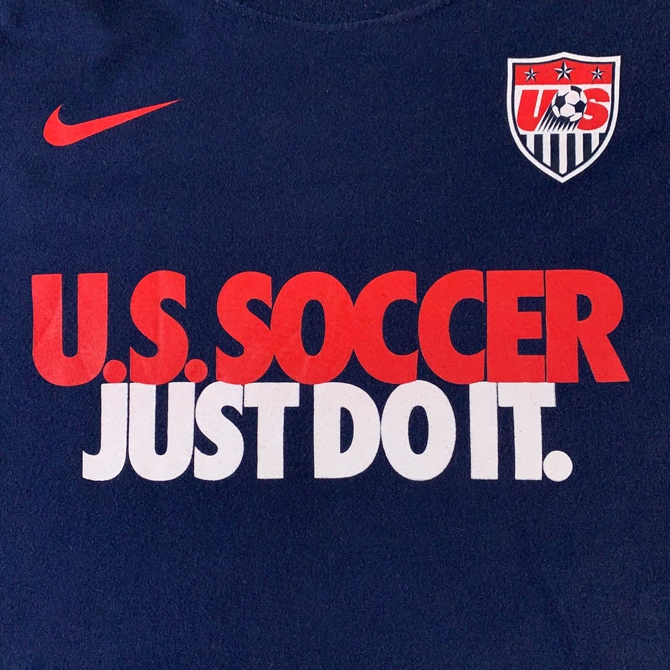 Camiseta Nike feminina tamanho grande slim fit futebol americano Just Do It gráfica manga curta - Imagem 2 de 4