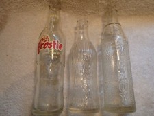3 bouteilles de soda transparentes : Frostie Camden NJ ; Serv-It Philadelphia ; Big Boy Charlotte