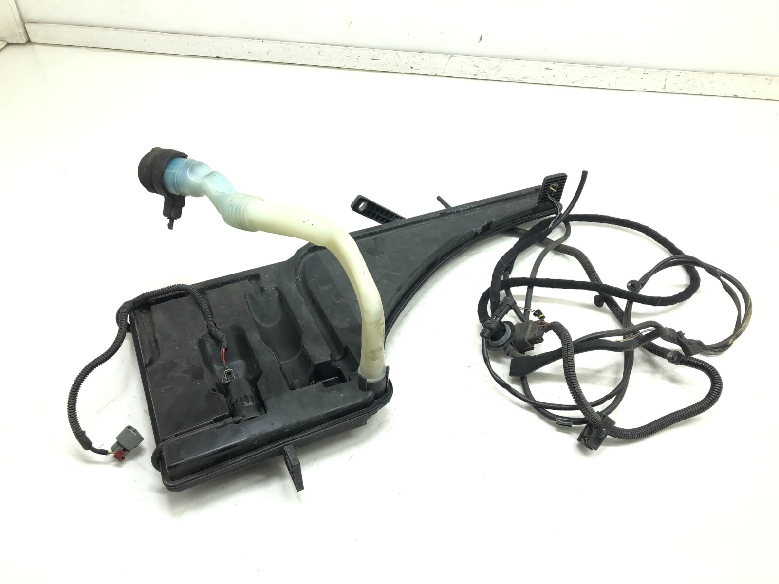 2014-2019 MASERATI GHIBLI SQ4 WINDSHIELD WIPER FLUID RESERVOIR TANK OEM.