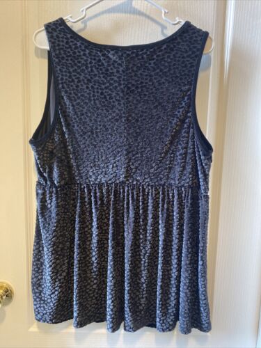 Túnica Torrid Top Terciopelo Negro Texturizado Elástico Volantes Forrado Cintura Talla 2X - Imagen 4 de 8