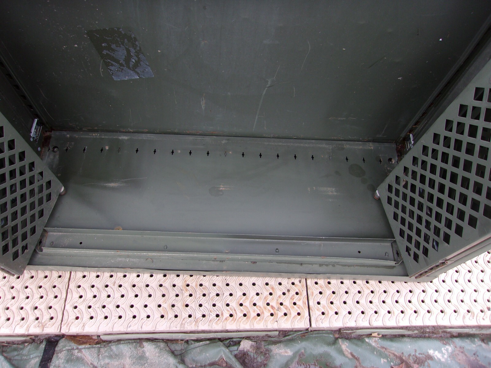 MILITARY SURPLUS SPACE SAVER WEAPONS RIFLE PISTOL RACK CABINET SAFE GUN ...