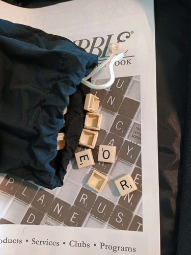 Travel Scrabble Game Folio Edition Zip Case Easy Storage Snap In Tiles Mini VTG - Picture 8 of 8