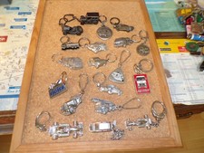 A SAISIR  SUPER LOT DE 19 PORTE CLEFS FER VIEILLE VOITURE RARE
