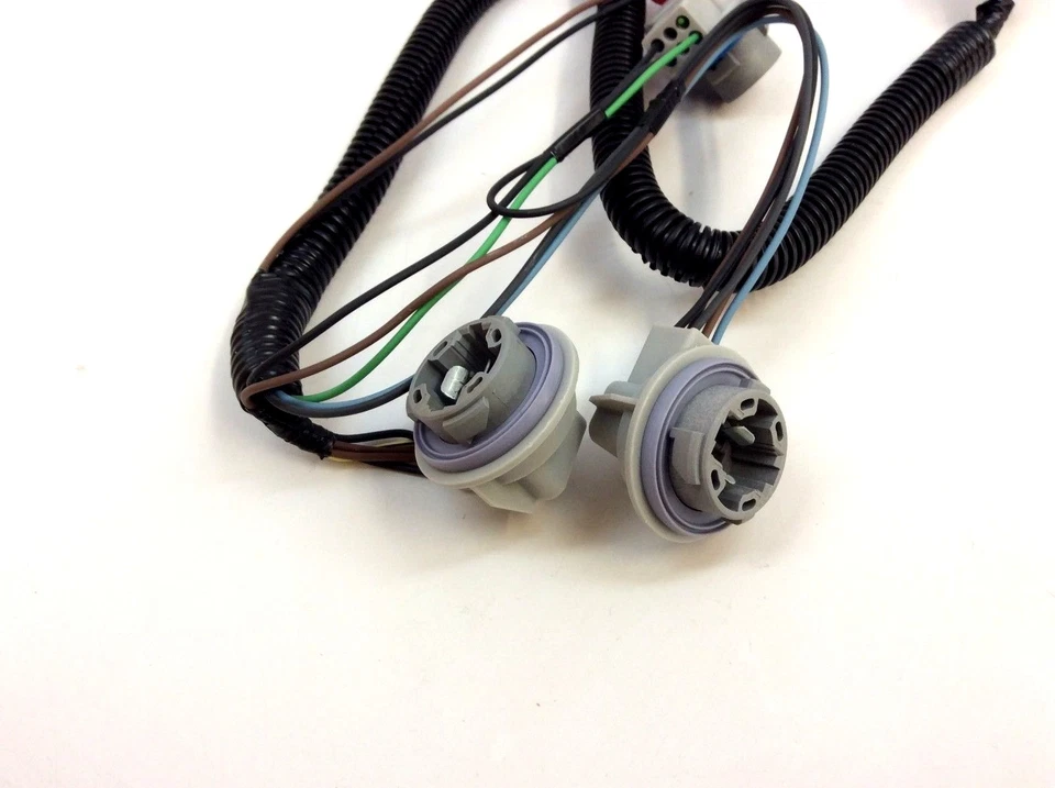 Arnés de cableado de luz de lámpara trasera Chevrolet Tahoe Suburban con enchufes grises nuevo OEM Foto 3 de 4