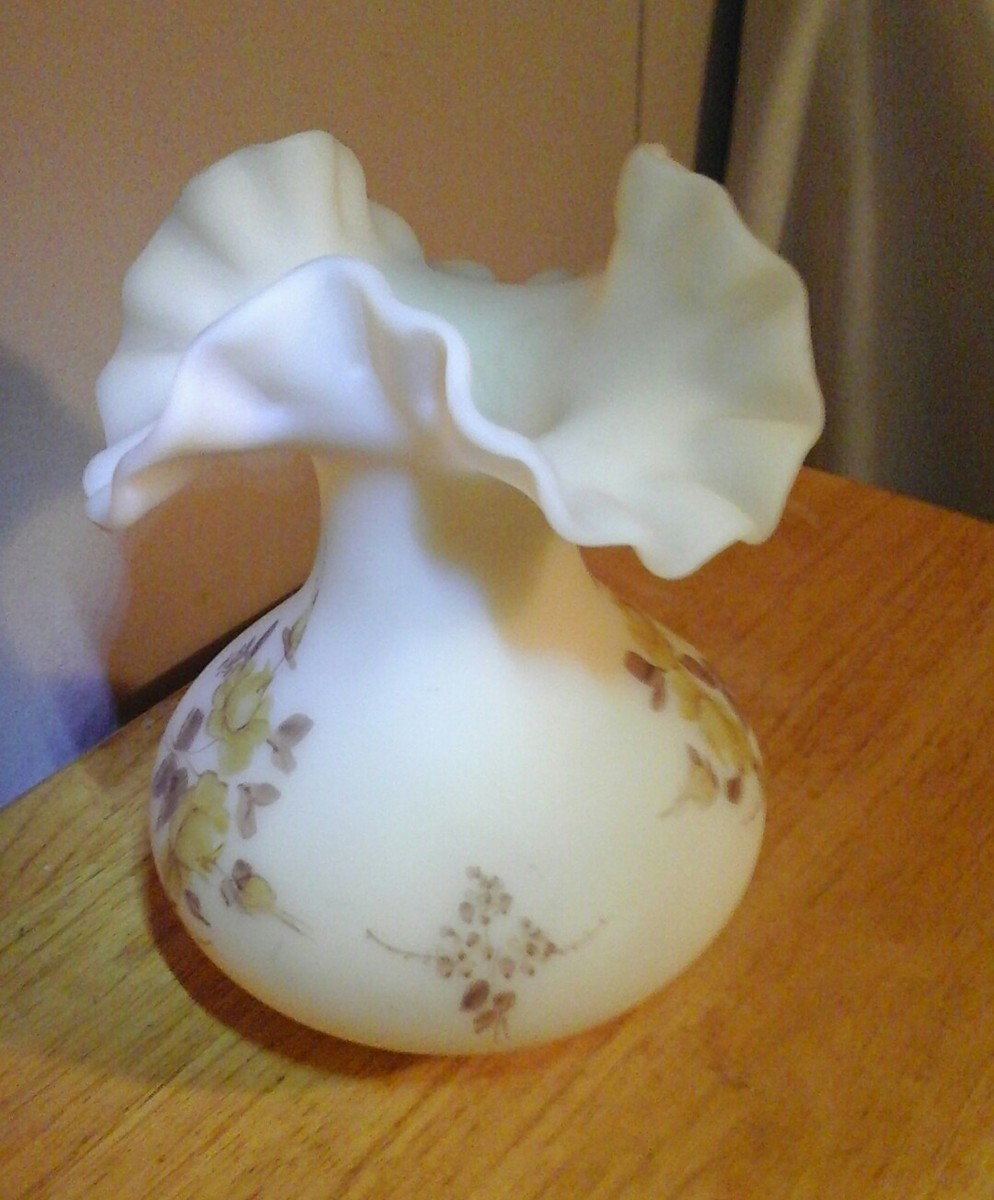 FENTON 花柄 カスタードサテンガラス 2つセット 1匹耳負傷 FENTON 花柄 カスタードサテンガラス 2つセット 1匹耳負傷 2025