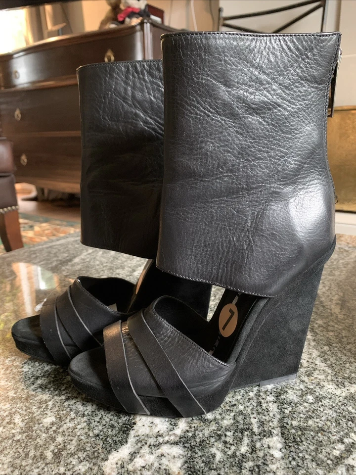 $2K BNWOB GARETH PUGH 37 (US 7). Iconic Runway Openentoe tacón de cuña. Negro. Italia Foto 3 de 4