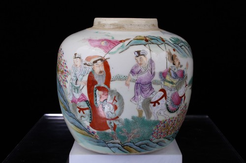 0199 A Famille-Rose Military Scene Jar, Inscribed Shouchunlou Zang 寿春楼藏 - Picture 23 of 24