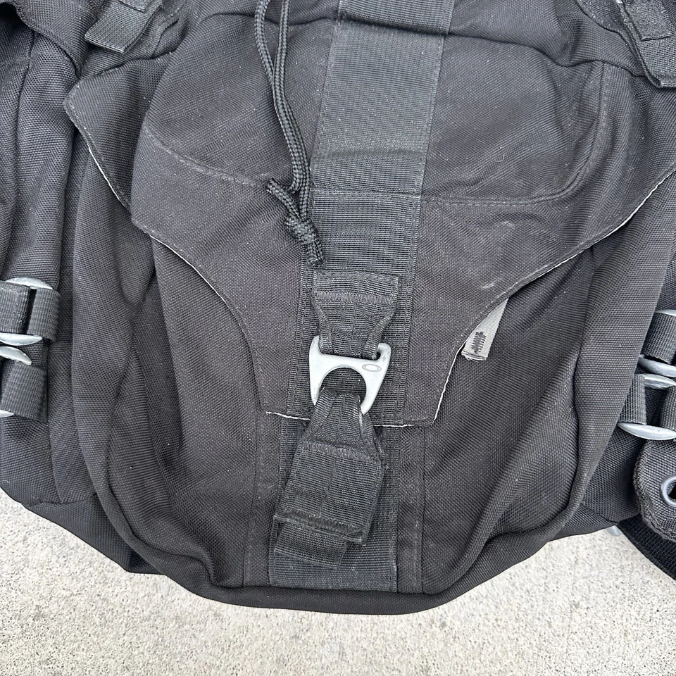 Mochila táctica negra vintage Y2K Oakley Mechanism Foto 3 de 4
