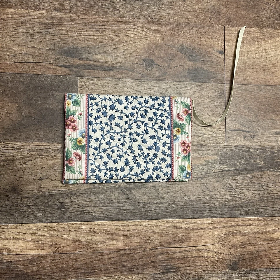 Vera Bradley Retired Delft Blue Book Cover Rare Hard to Find Pre-Owned Vintage - Image 2 of 4