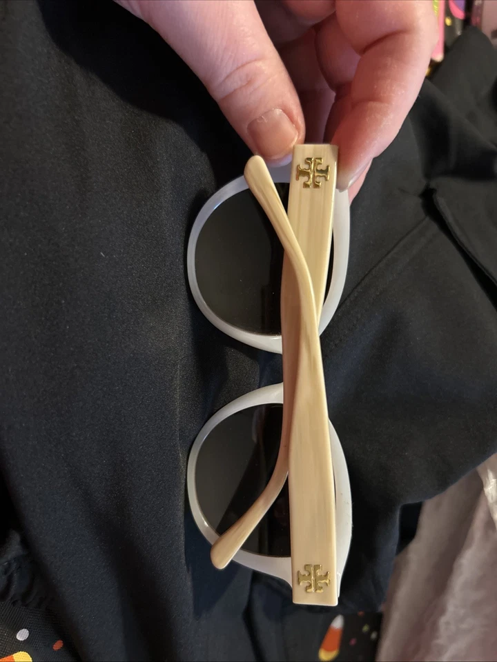 Gafas de sol Tory Burch TY7080 1410/13 blancas 51-22-135 3N (sin estuche original) Foto 2 de 4