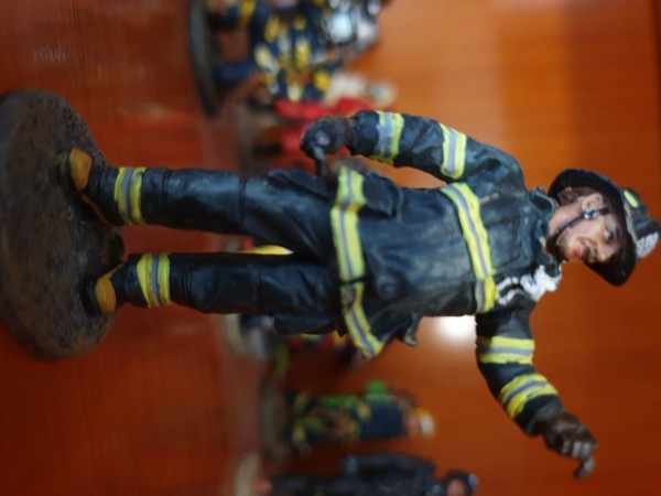 35 Miniaturas figuras de bomberos en plomo