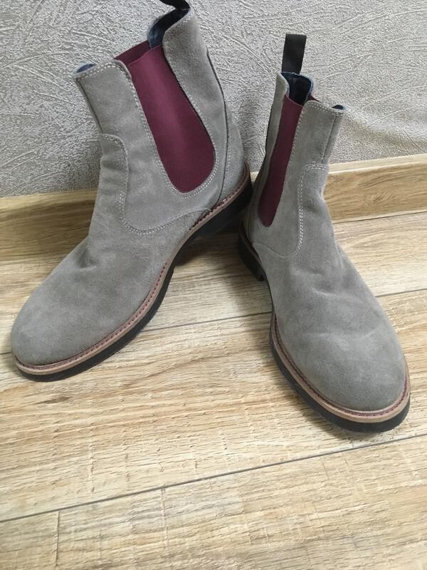 Stylish suede boots for a refined look