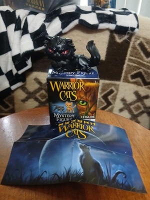 WARRIOR CATS MYSTERY FIGURE YELLOWFANG