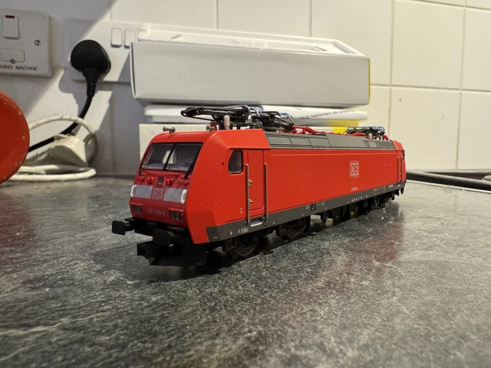 HO gauge Trix DB AG BR 185 Electric Locomotive-DCC-22761. - Image 3 of 3