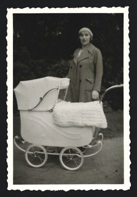 Fotografie Mutterglück, Junge Mutter nebst Kinderwagen 
