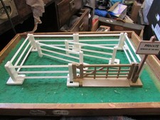 VINTAGE BRITAINS LTD FARM TOYS  FENCES & GATE BEWARE THE BULL SIGN 1:32 UK VGC