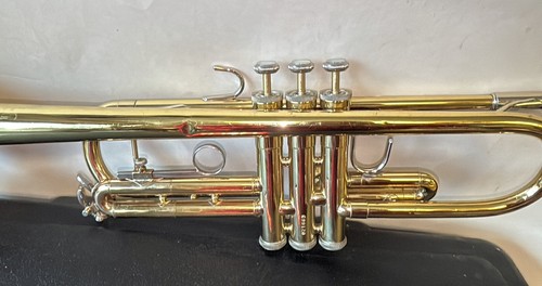 Bach TR300 Bb Trumpet W/ Original Case PLAYER - Picture 4 of 19