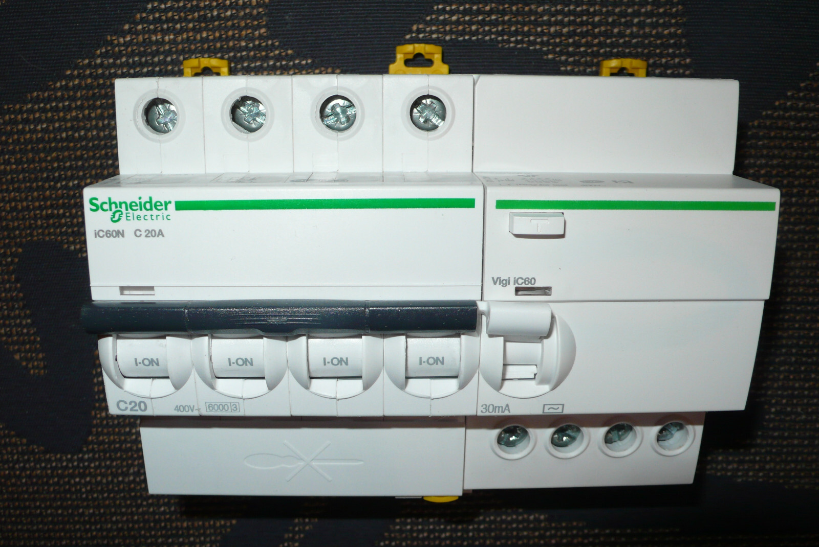 Disjoncteur Schneider Electric A9F77420 avec bloc différentiel A9Q11425 tétrapolaire 20A 30mA