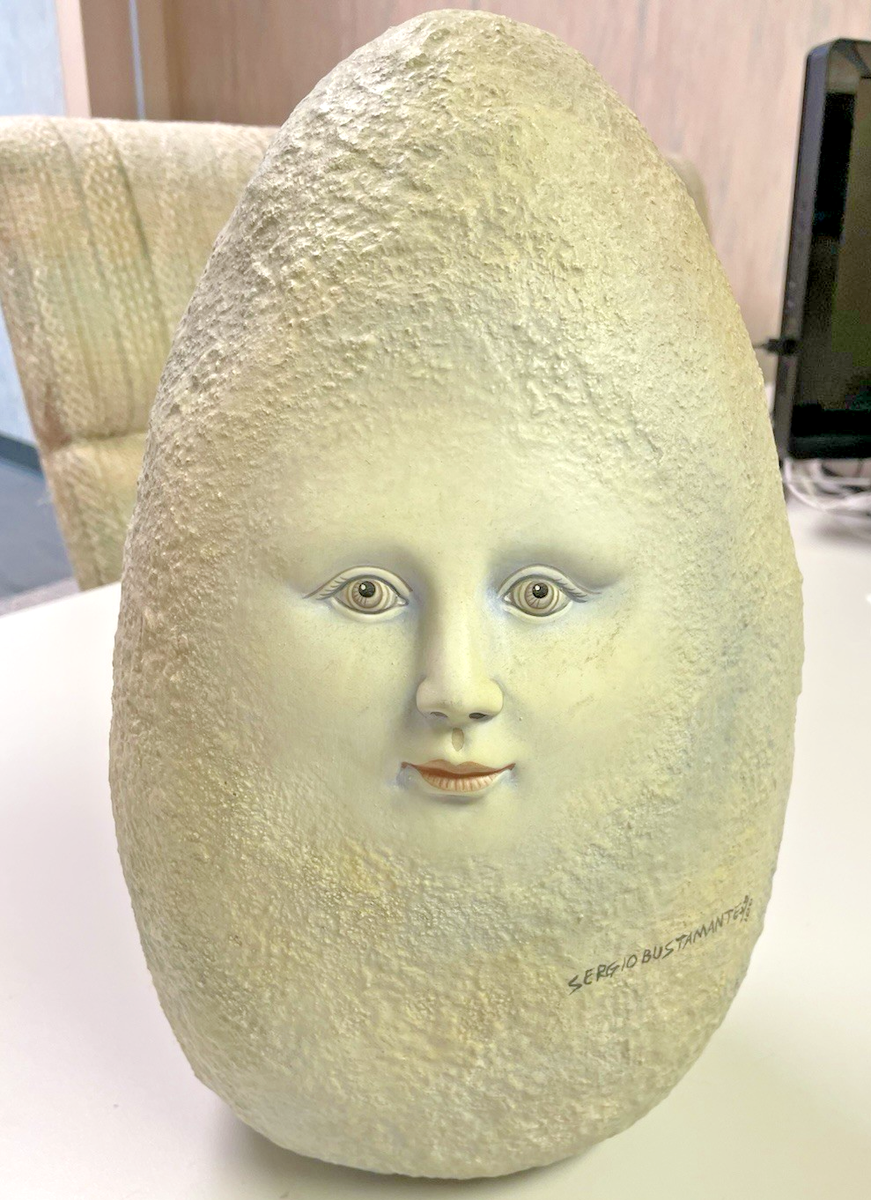 ◆ SERGIO BUSTAMANTE ceramic object ◆ Sergio Bustamante Ceramic EGG Moon Face Sculpture large pastel