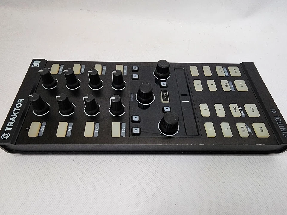 Native Instruments TRAKTOR Kontrol X1 MK2 DJ Controller - Bild 2 von 3