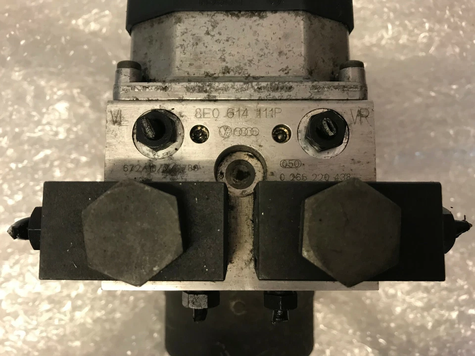 VW Passat, Audi A4 A6 ABS Pump ECU 8E0614111P 8E0 614 111P 0273004133 - Image 3 of 4