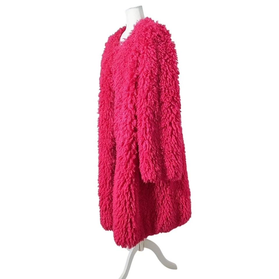Abrigo Ashro Peludo Rosa Caliente Texturizado Barbiecore Mob Esposa Hollywood Único en su Clase Foto 2 de 4