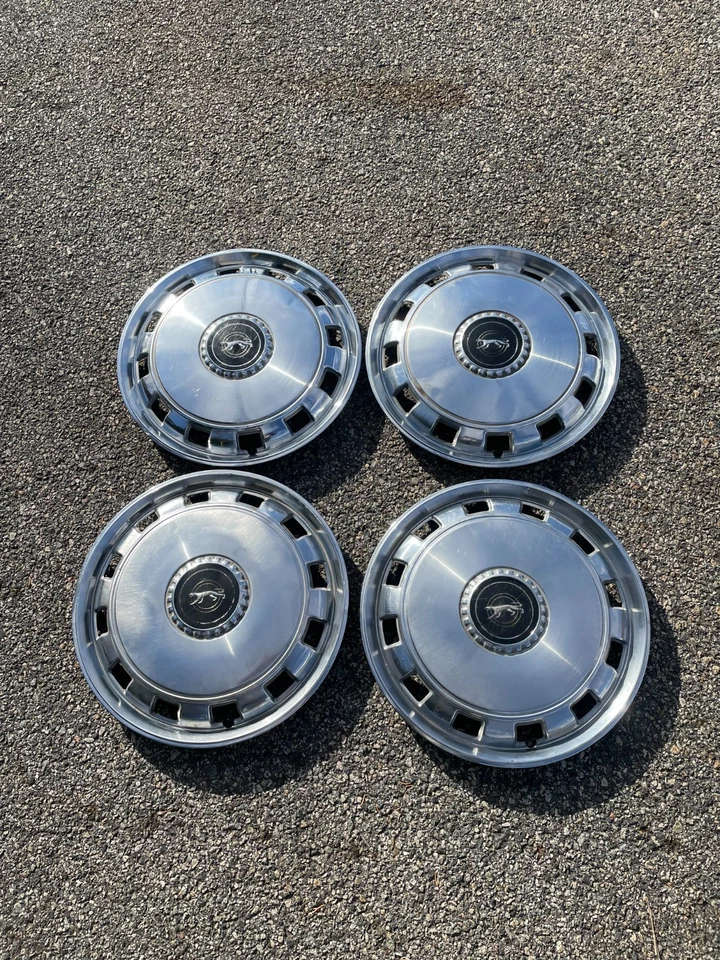 Tapacubos de 15 pulgadas Mercury Cougar 1977 a 1979 de fábrica cubiertas de rueda Foto 2 de 4