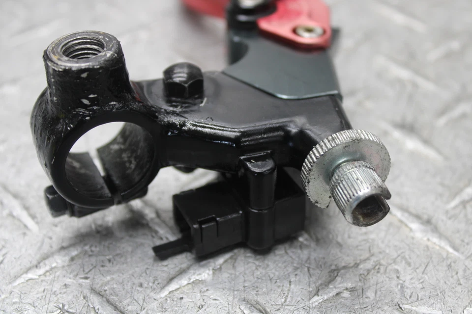 2015 SUZUKI GW250F КРОНШТЕЙН КРЕПЛЕНИЯ РЫЧАГА СЦЕПЛЕНИЯ НАСЕЧКИ - Изображение 4 из 4