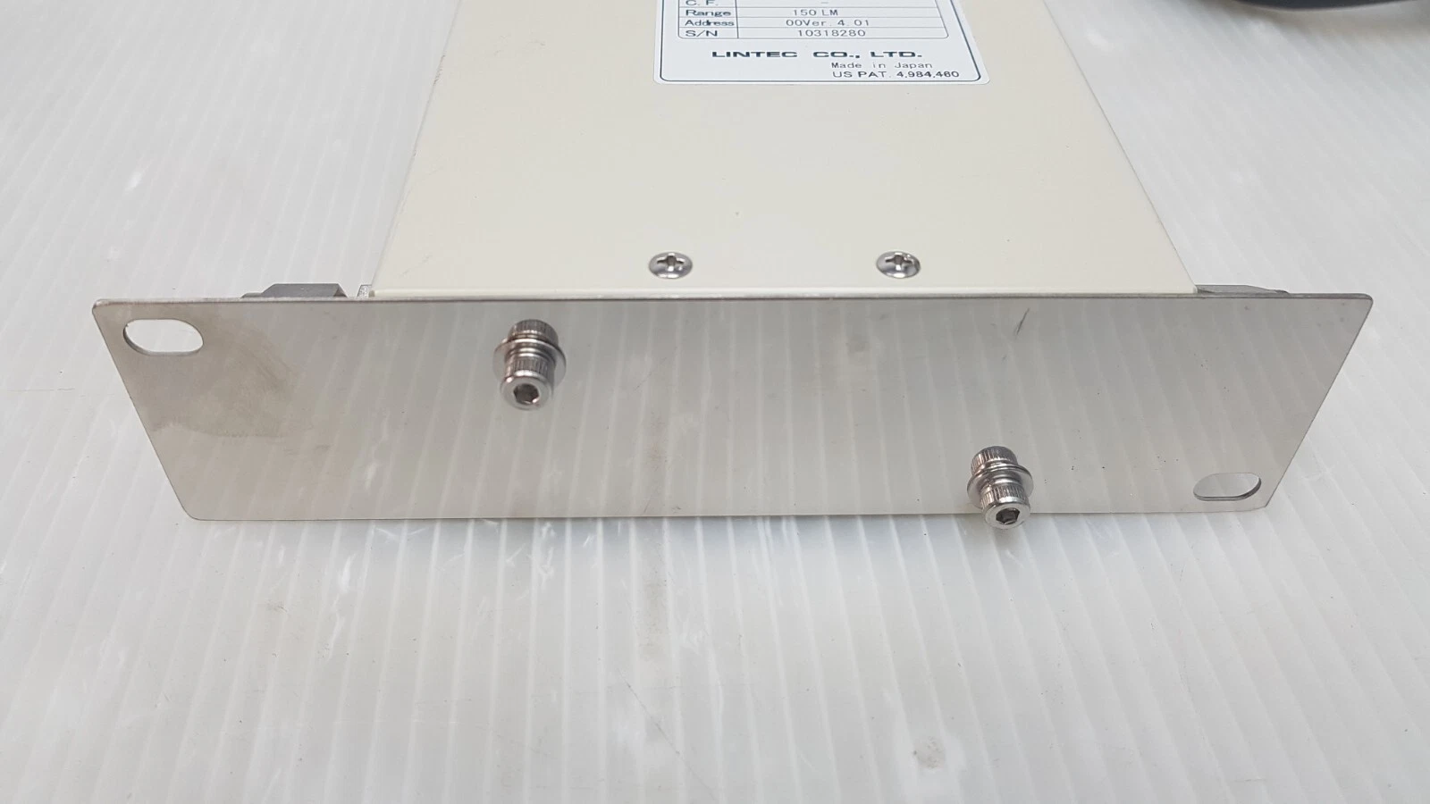 Stainless mounting plate of the LINTEC MC-2300 with slotted holes and two studs