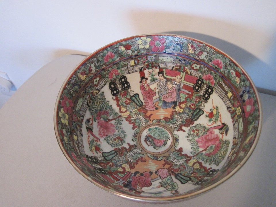 Vintage Chinese Famille Rose Hand Painted Rose Medallion 10" Porcelain