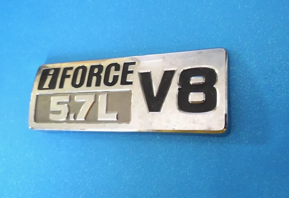 Toyota Tundra iforce 5.7L V8, cromo negro y emblema carbón Foto 3 de 4