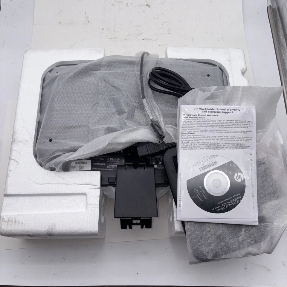 HP 19 Inch Monitor LE1901W 19” LCD With Stand Manuals Etc New Unused Rare - Image 4 of 4