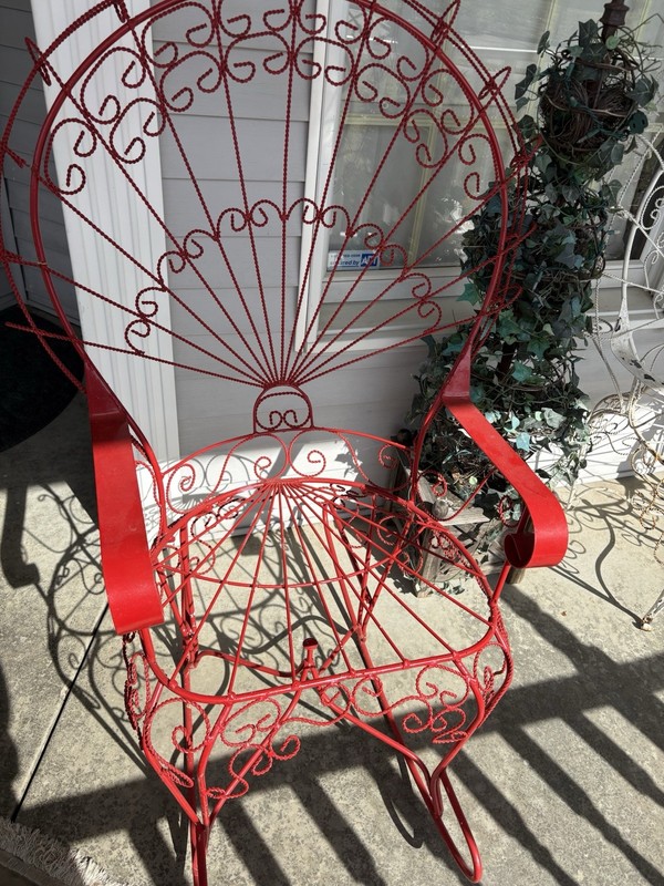 VINTAGE RED WROUGHT IRON TWISTED WIRE PEACOCK Rocker CHAIR Large Fan Adult