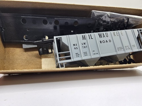 HO Scale Roundhouse 1436 Milwaukee Road 2 Bay Covered Hopper Kit MILW #95786