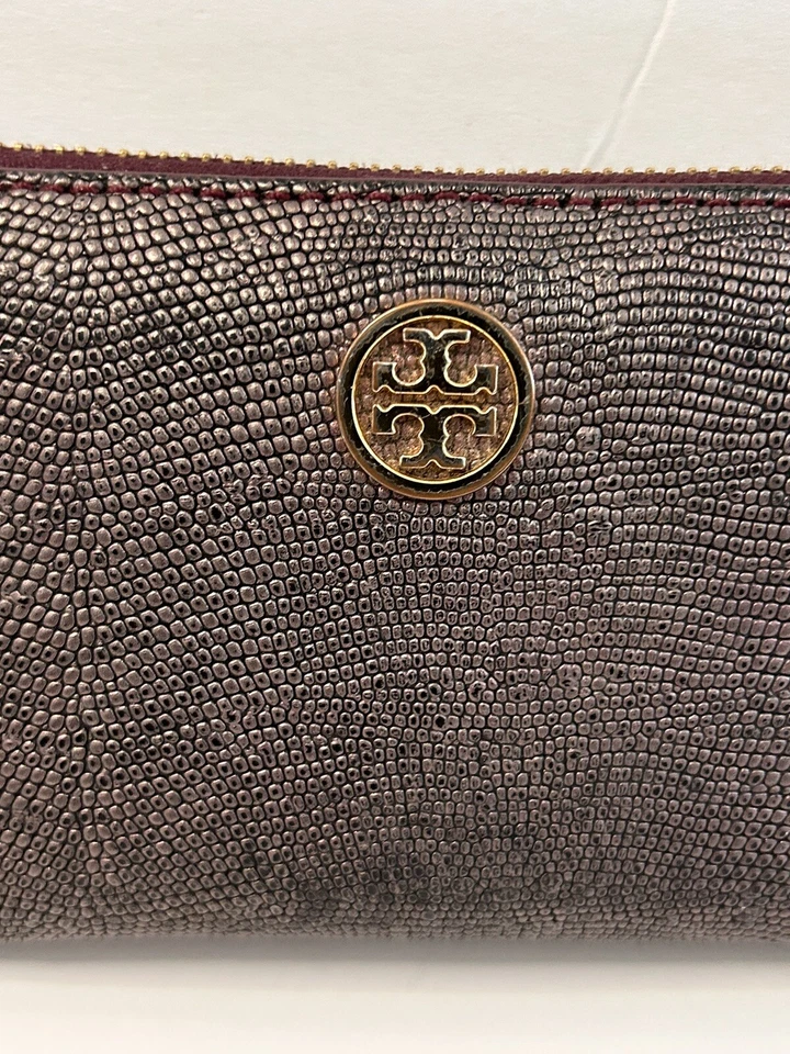 Cartera Tory Burch Cremallera Alrededor Cuero Texturizado Púrpura Metálico Usada en Excelente Condición Foto 3 de 4