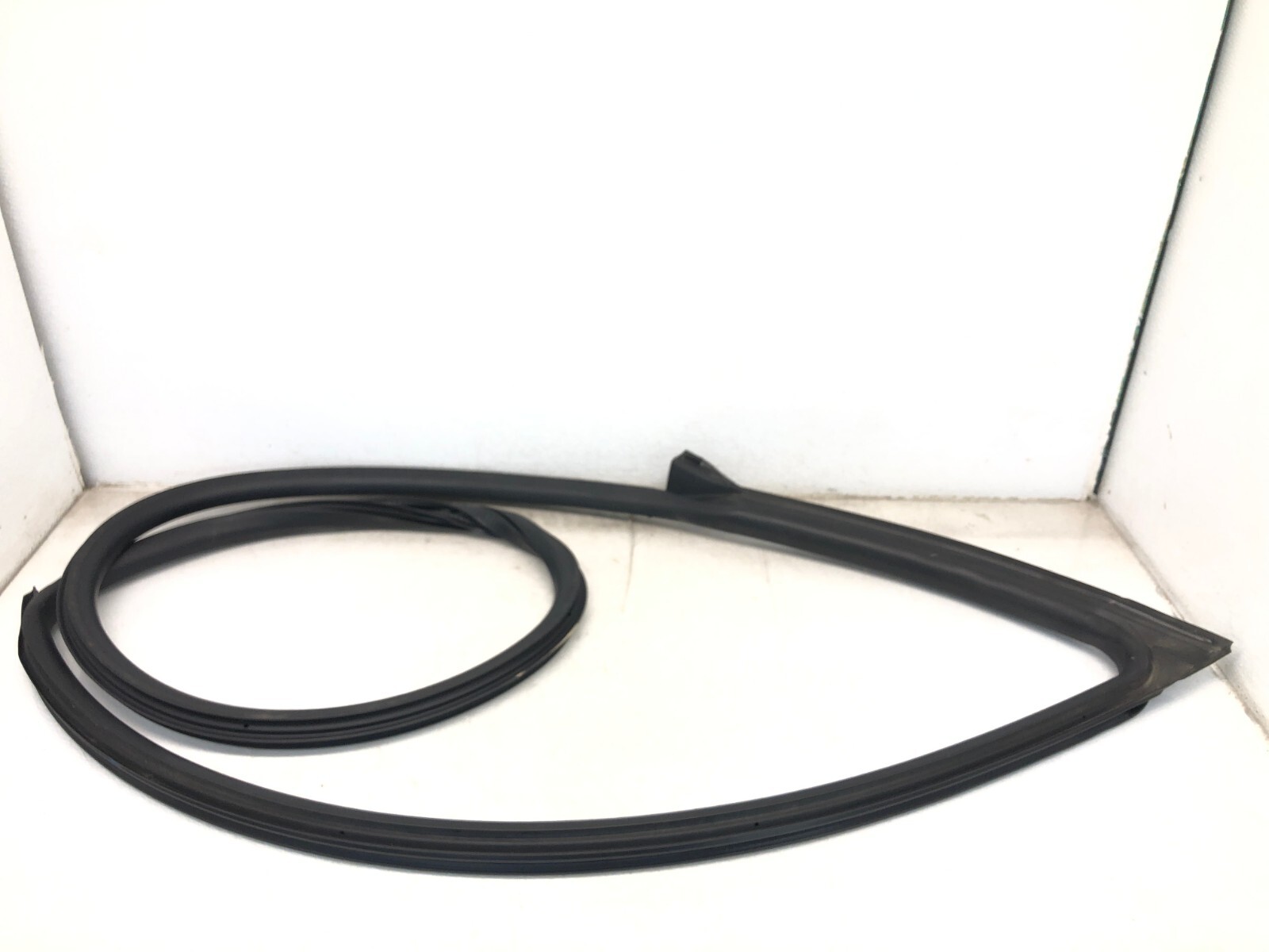 2017-2022 MASERATI LEVANTE RIGHT PASSENGER FRONT DOOR WEATHERSTRIP SEAL OEM
