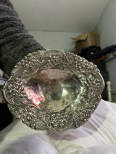 Schale mit drei Füßen aus weißem Metall 