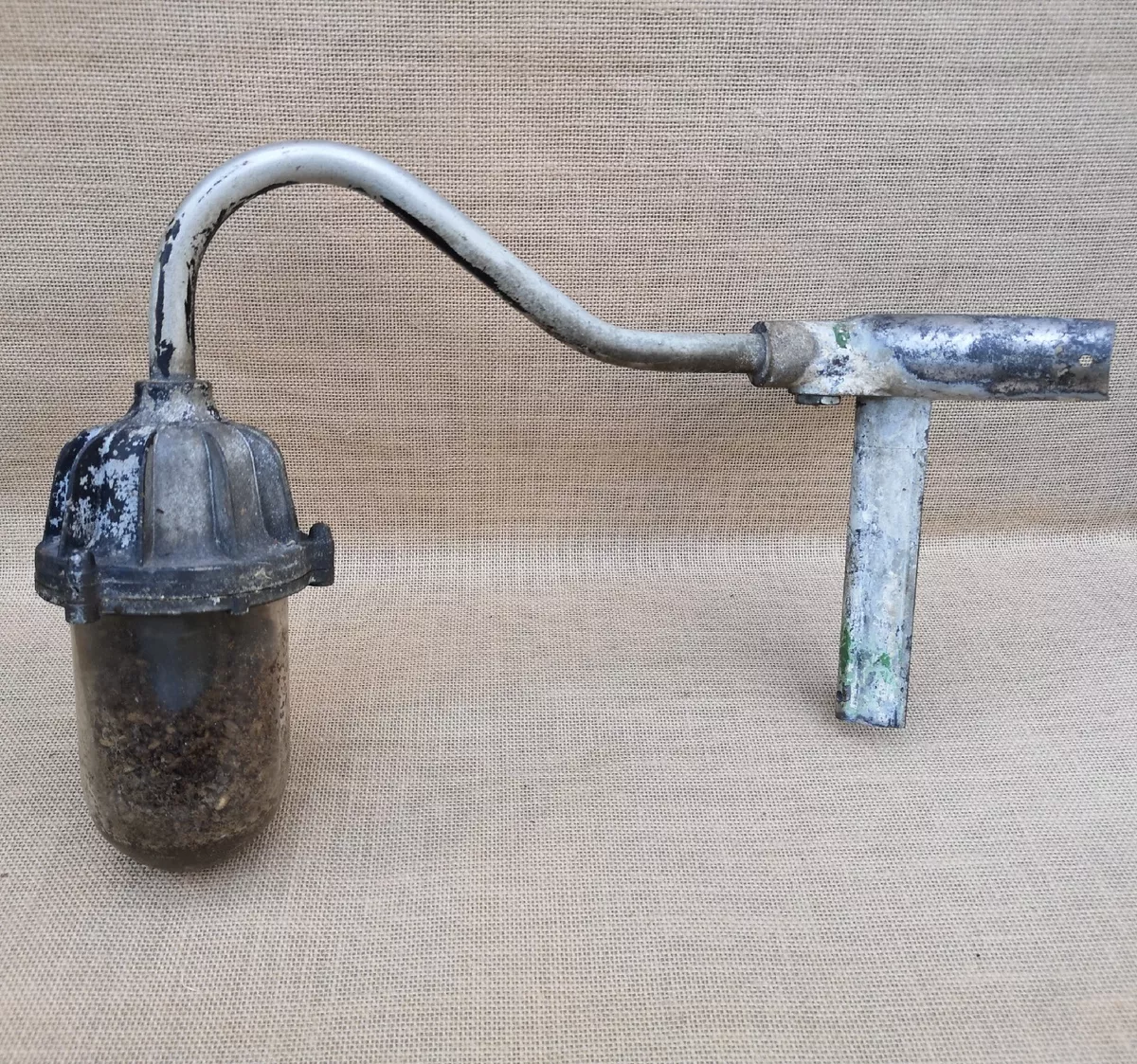 Swan neck corner light outlet